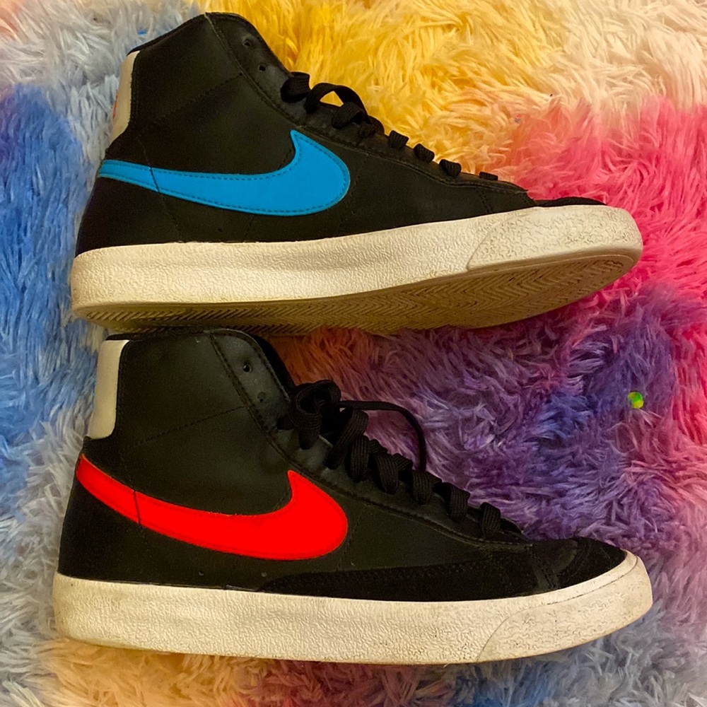 ❤️💙🖤red blue and black Nike high tops for kids size: 6 big kid ❤️💙🖤
